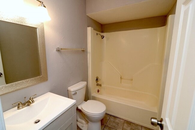 Building Photo - 806 Courtenay Pl