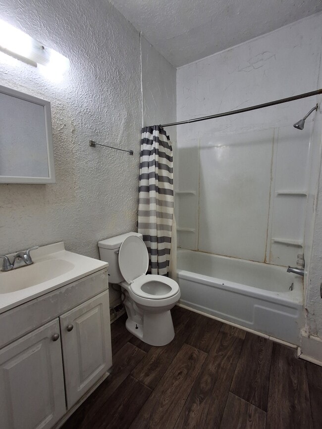 Building Photo - 1611 Main St