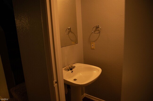 Building Photo - 2 br, 1 bath Townhome - 5803 Shadydell Dr