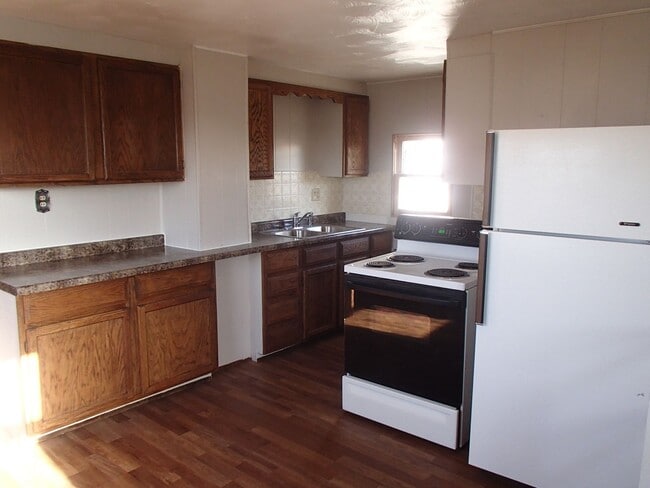 Building Photo - Larger 2 bedroom, 2 bathroom home! Pet Fri...