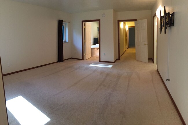 Building Photo - AMAZING 5 bed/3 bath/2 car garage home in ...