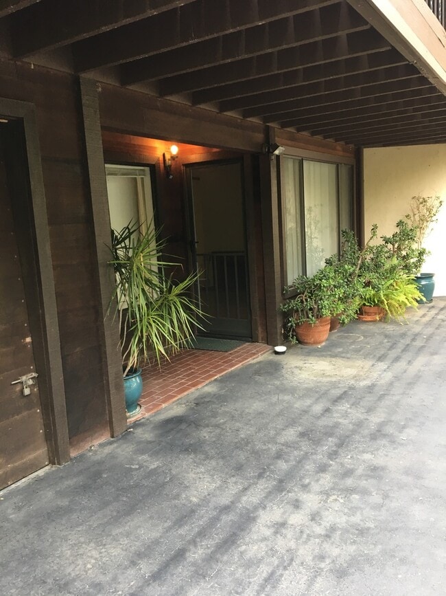 Building Photo - Montecito - 1 Bedroom, 1 Bath single story apartment, INCLUDES UTILITIES