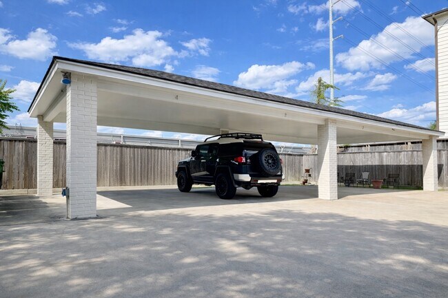 Building Photo - 2126 Banks St