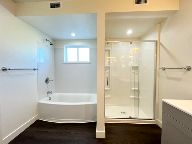 Building Photo - 4 Bed, 4.5 Bath Located in Hawthorne, CA