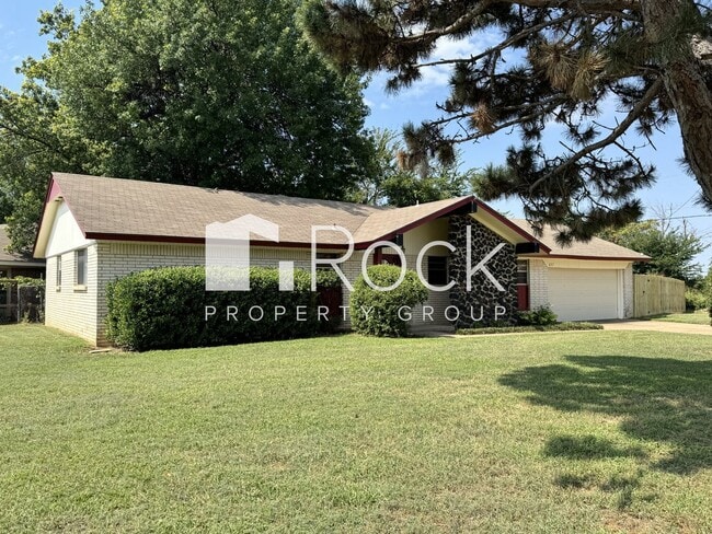 Building Photo - 3 Bedroom Home with Brand New Carpet *$300...