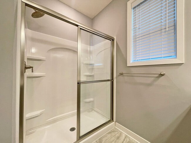 Building Photo - Sparkling, SPACIOUS Like-New Home with 3 B...