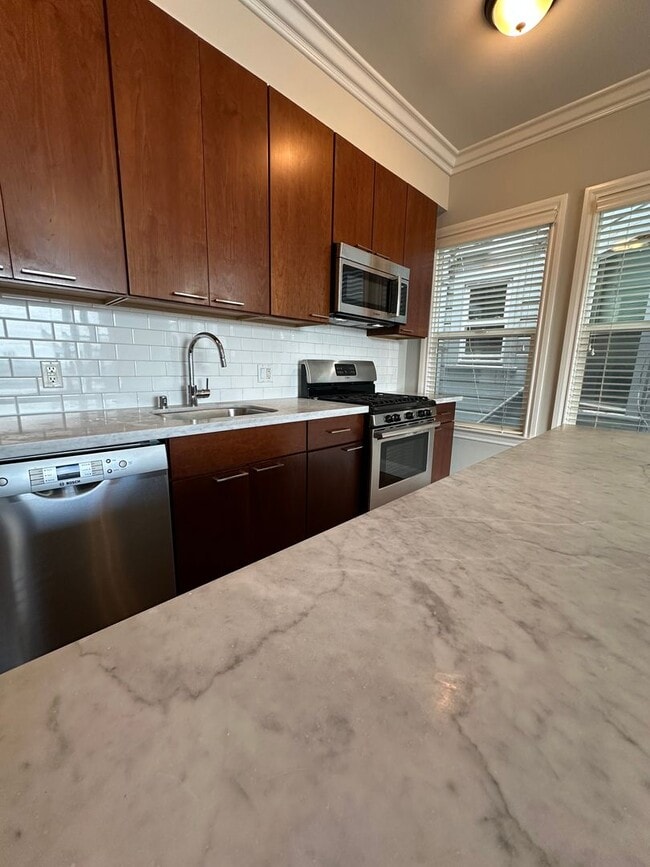 Building Photo - Spacious Nob Hill 3 BD/ 2 Bath Flat with Shared Roof-deck! Gorgeous City and Bay Views!!