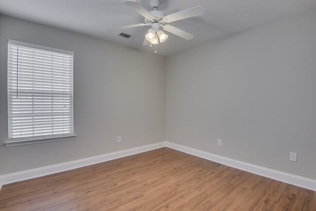 Building Photo - 2037 Dundee Way