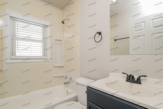 Building Photo - 529 La Motte Ln