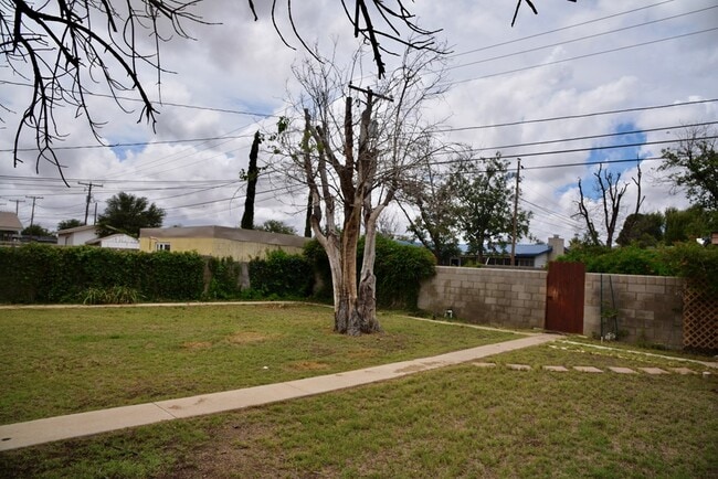 Building Photo - 1205 Royalty Ave