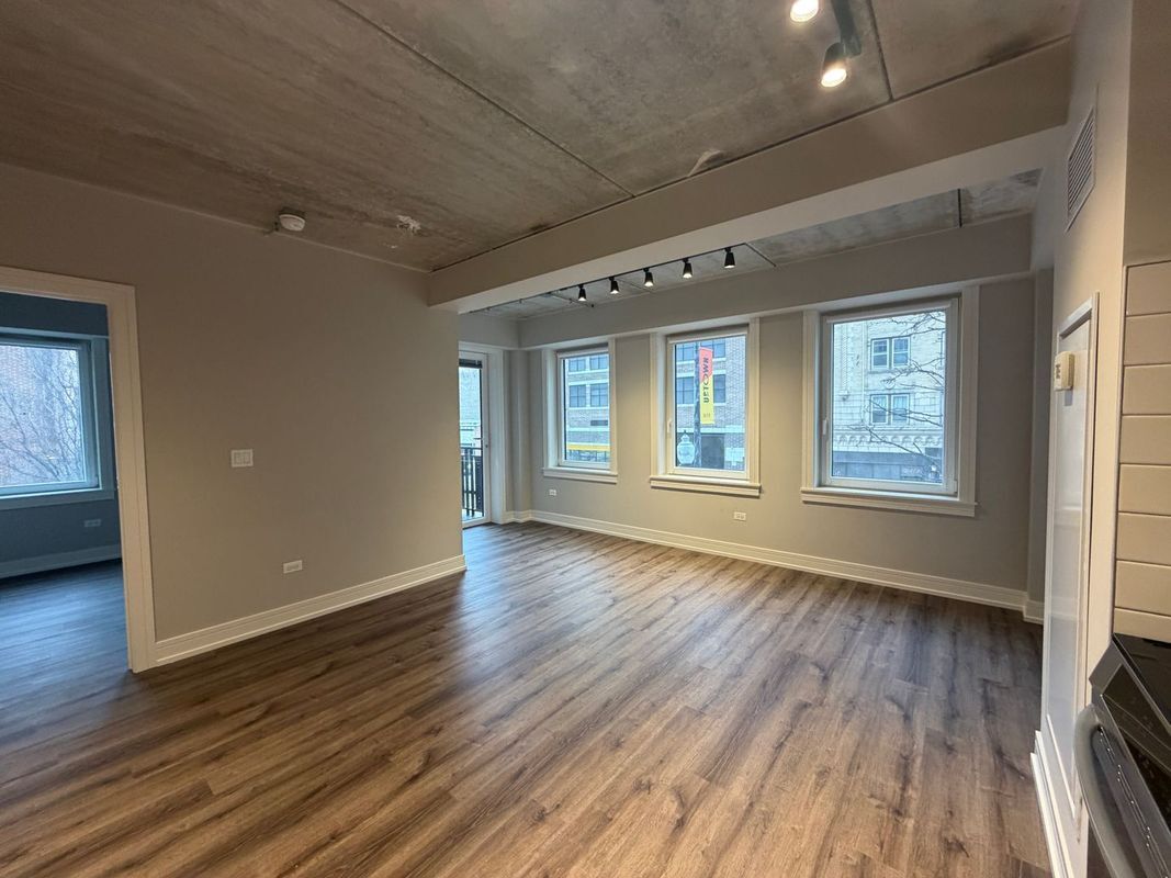 Building Photo - 952 W Carmen Ave