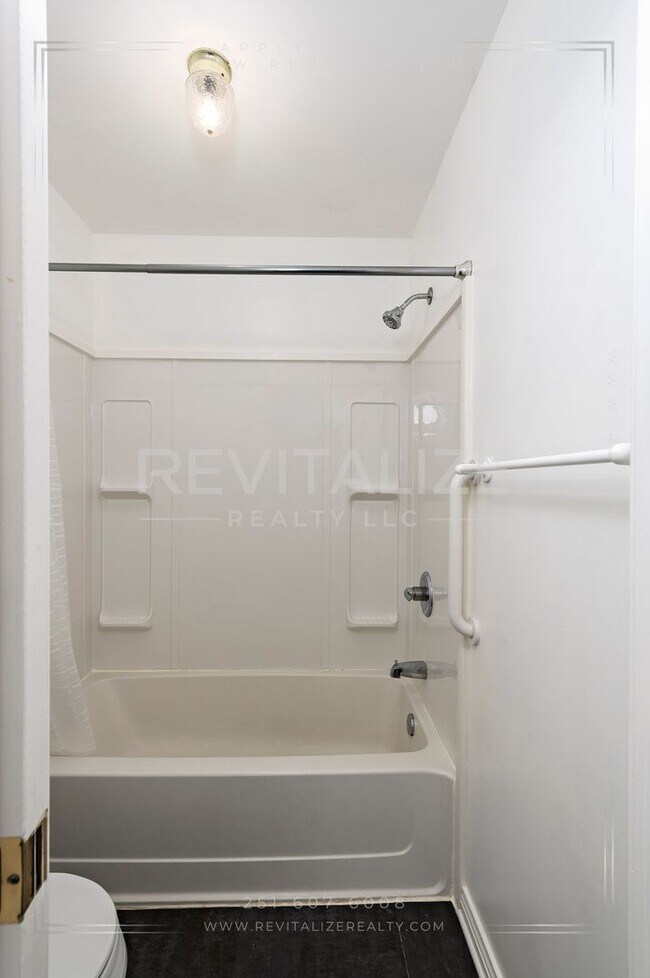 Building Photo - Charming 3-Level Home with Water Access in Daphne, AL