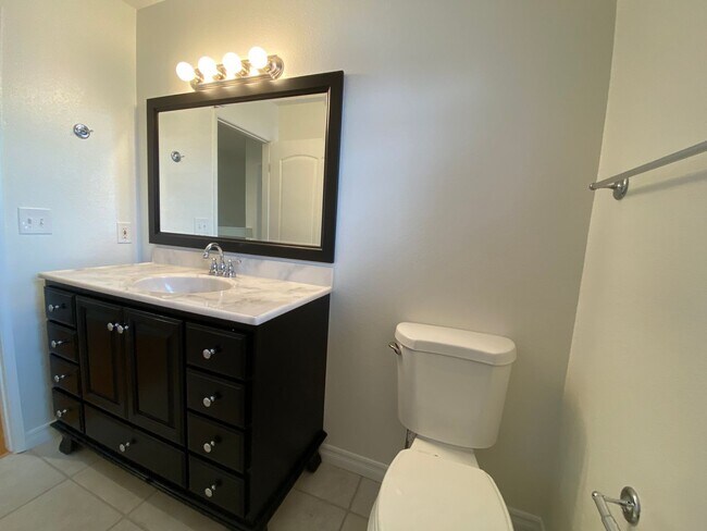 Building Photo - Bright and Spacious 2 Bed/1.5 Bath South O...