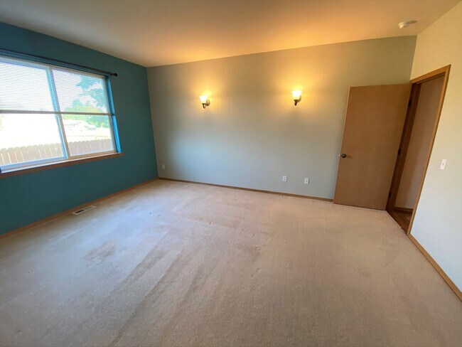 Building Photo - Large 3 Bed Home with Office, Fenced Yard,...