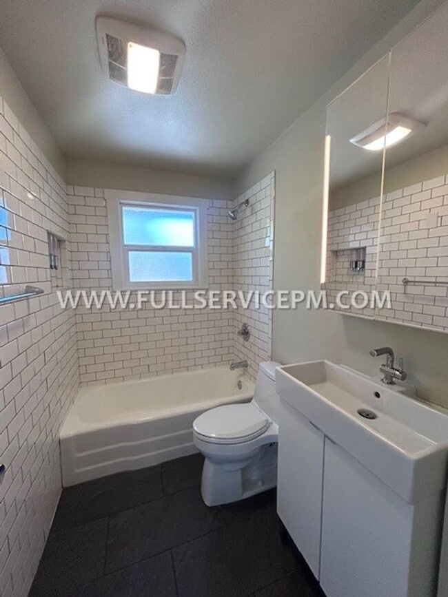 Building Photo - Exceptional South Beacon Hill 3 BD 2 BA! Huge Deck!
