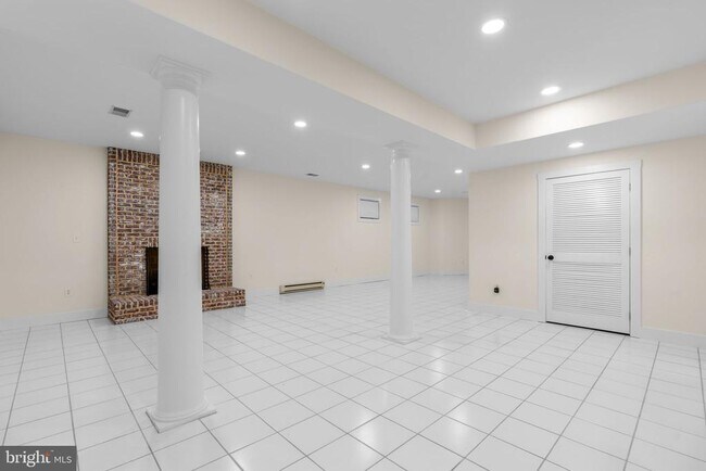 Building Photo - 405 Tschiffely Square Rd
