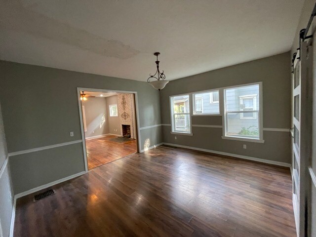 Diing Room - 1417 N Broadway Ave