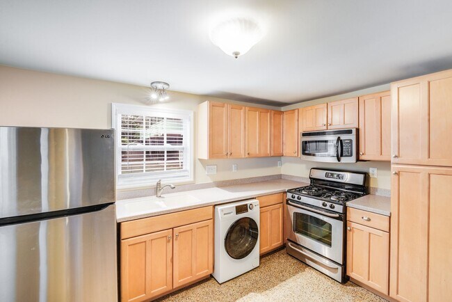 Building Photo - 2417 Laburnum Ave