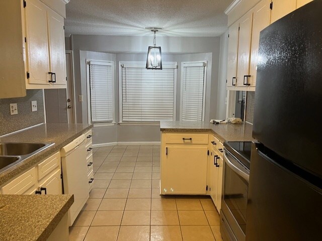 3 Bedroom 2 Bath Home for Rent with 1/3 acre yard in South Pinepoint Subdivision of West Ashley - 1934 Ivy Hall Rd