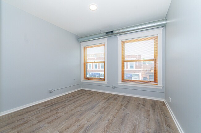 Building Photo - 141 S Oak Park Ave