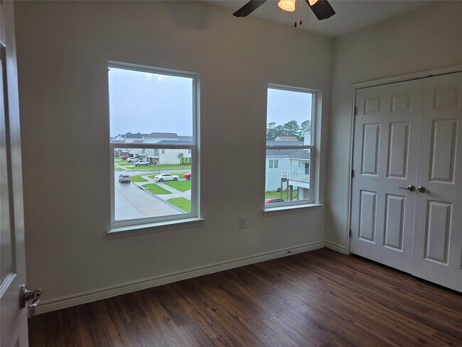 Building Photo - 6102 White Oak Dr