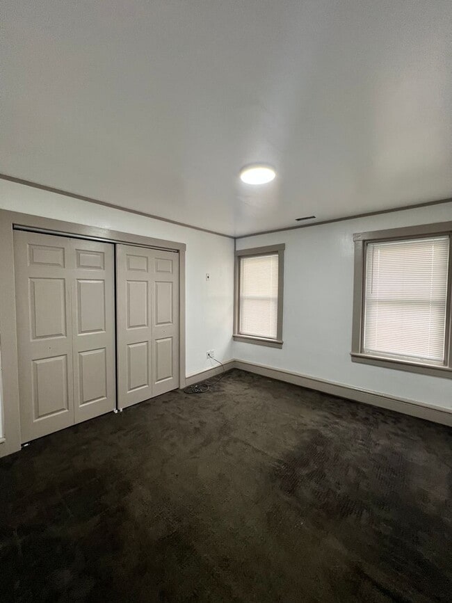 Building Photo - 3 Bedroom Apartment Available w/ 2 car garage