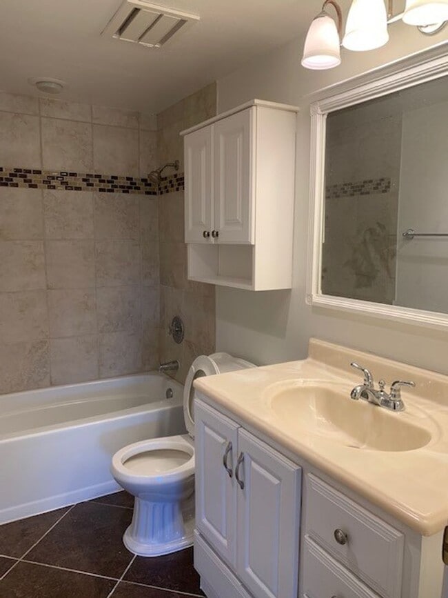 Building Photo - Charming 2bd/2.5 bath!  1 car attached gar...