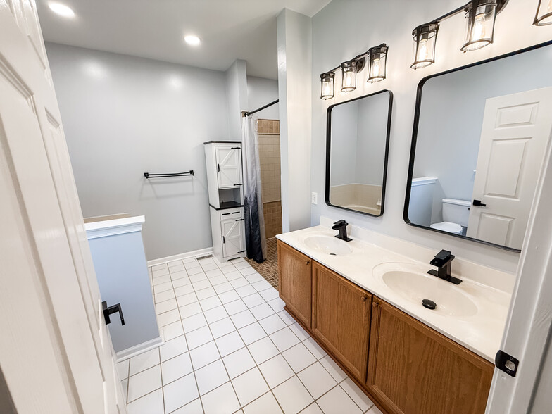 Building Photo - 815 Aztec Dr