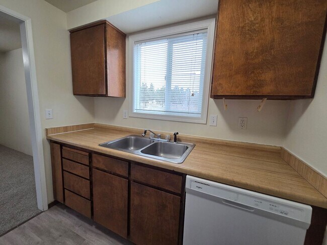 Building Photo - 2 Bed/1 Bath Apartment in NE Bend - Wichita Way