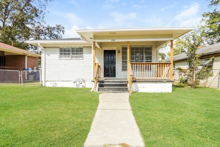 Building Photo - 608 Jerry Coleman St