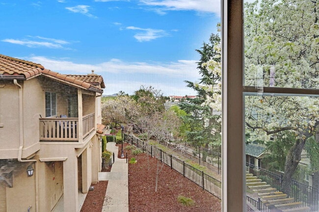 Building Photo - Corner Unit Condo with Vineyard Views – 2 Bed, 2 Bath – Quiet, Private, and Convenient!
