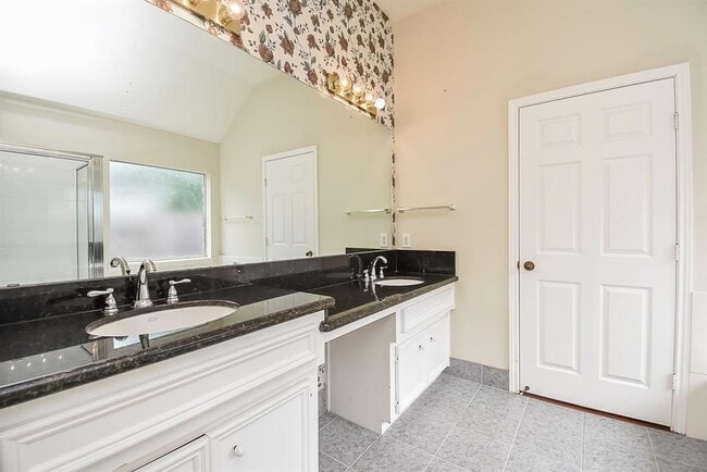 Building Photo - 3903 Vinecrest Dr