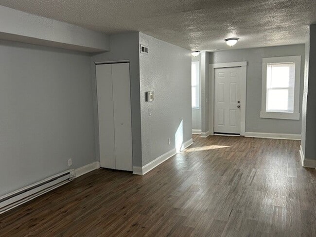 Building Photo - Newly renovated 3 BR 1.5BA 1400 sf townhouse located in near downtown Norfolk.