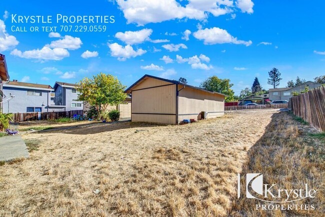 Building Photo - Spacious upstairs 3 bedroom unit