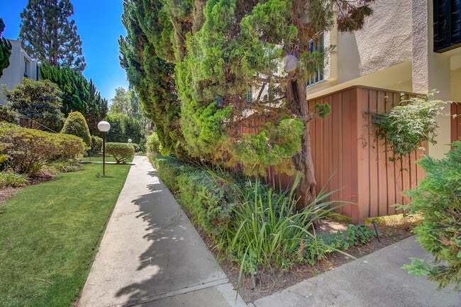 Building Photo - 11260 Overland Ave