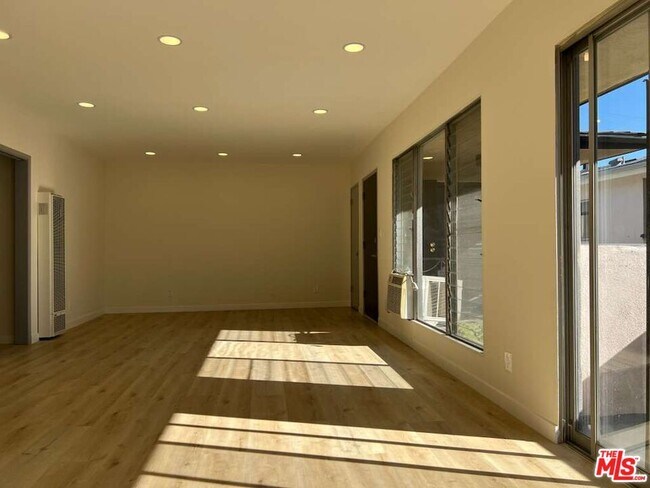 Building Photo - 432 S Sherbourne Dr