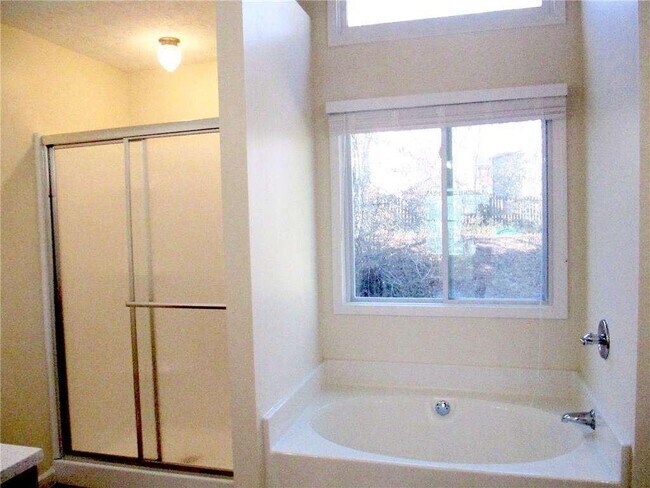 Building Photo - 3040 Oak Meadow Dr