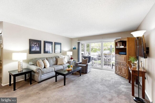 Building Photo - 14 Cheverny Ct