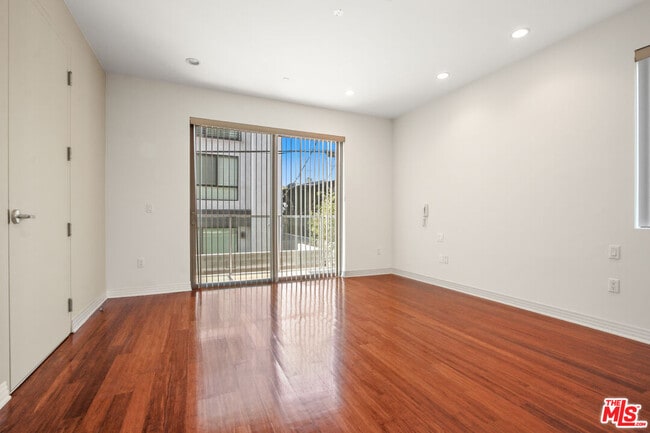 Building Photo - 819 S Holt Ave