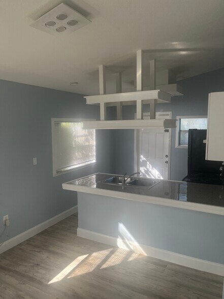 Building Photo - 412 NW 23rd Ct