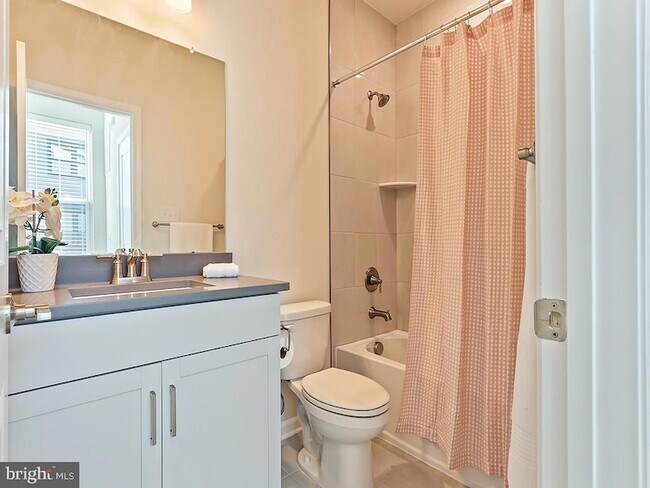 Building Photo - 1001 Greenwich Dr