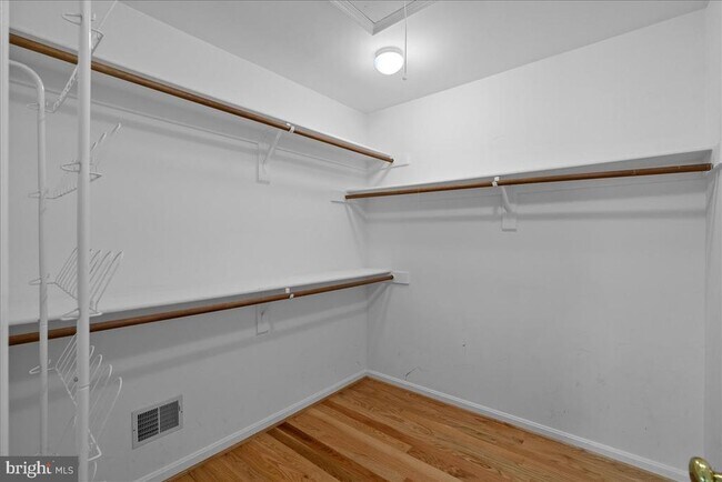 Building Photo - 8608 Oak Brook Ln