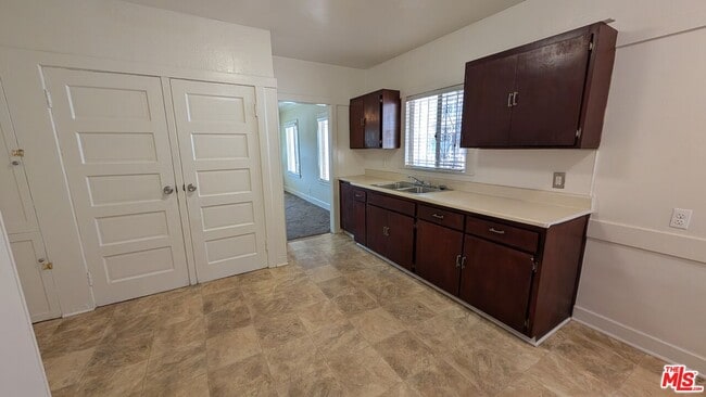 Building Photo - 1155 W 39th St