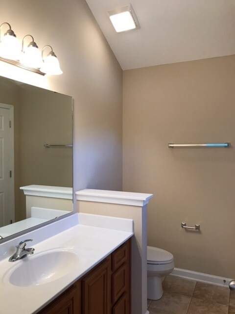 Building Photo - Move In Ready! 3 Bedrooms, 2 Baths & garage!