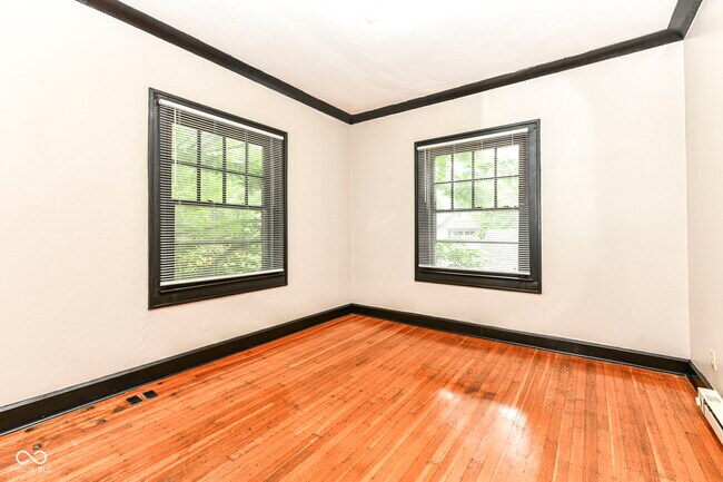 Building Photo - 590 Woodruff Pl W Dr