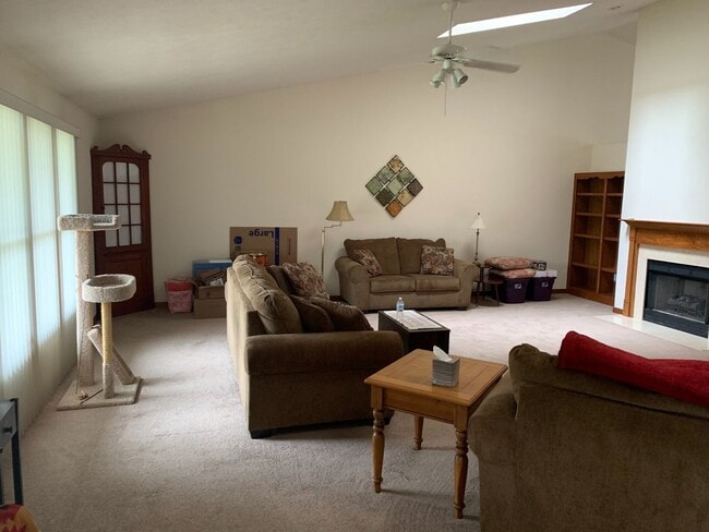 Building Photo - Spacious 3 Bedroom 2 Bath
