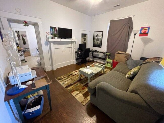 Den - 207 S Summit St