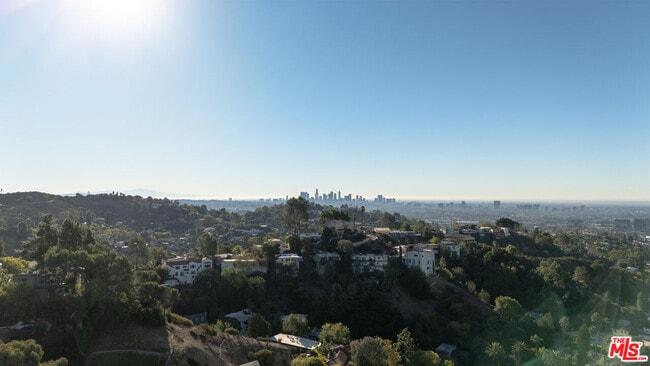 Building Photo - 2829 Beachwood Dr