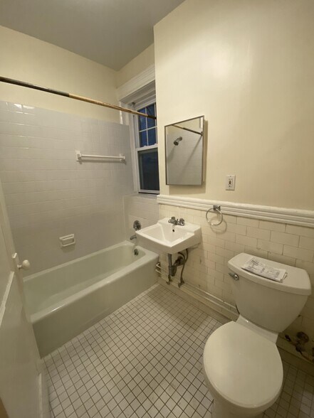 Building Photo - 468 Park Dr