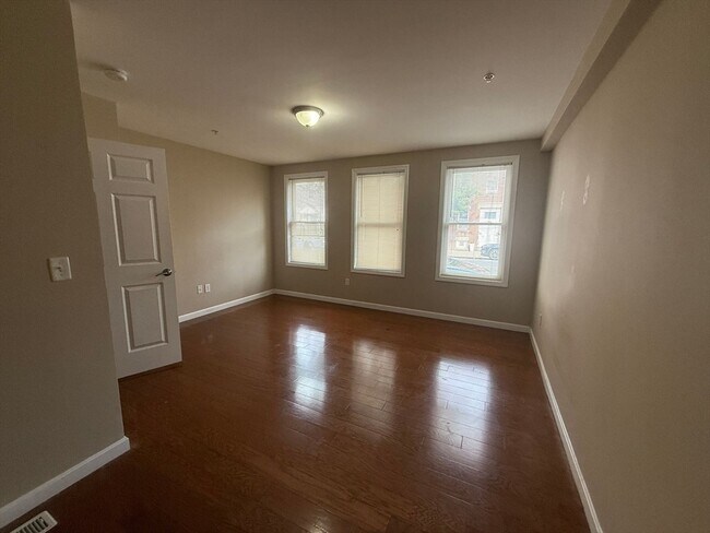 Building Photo - 51 Chelsea St